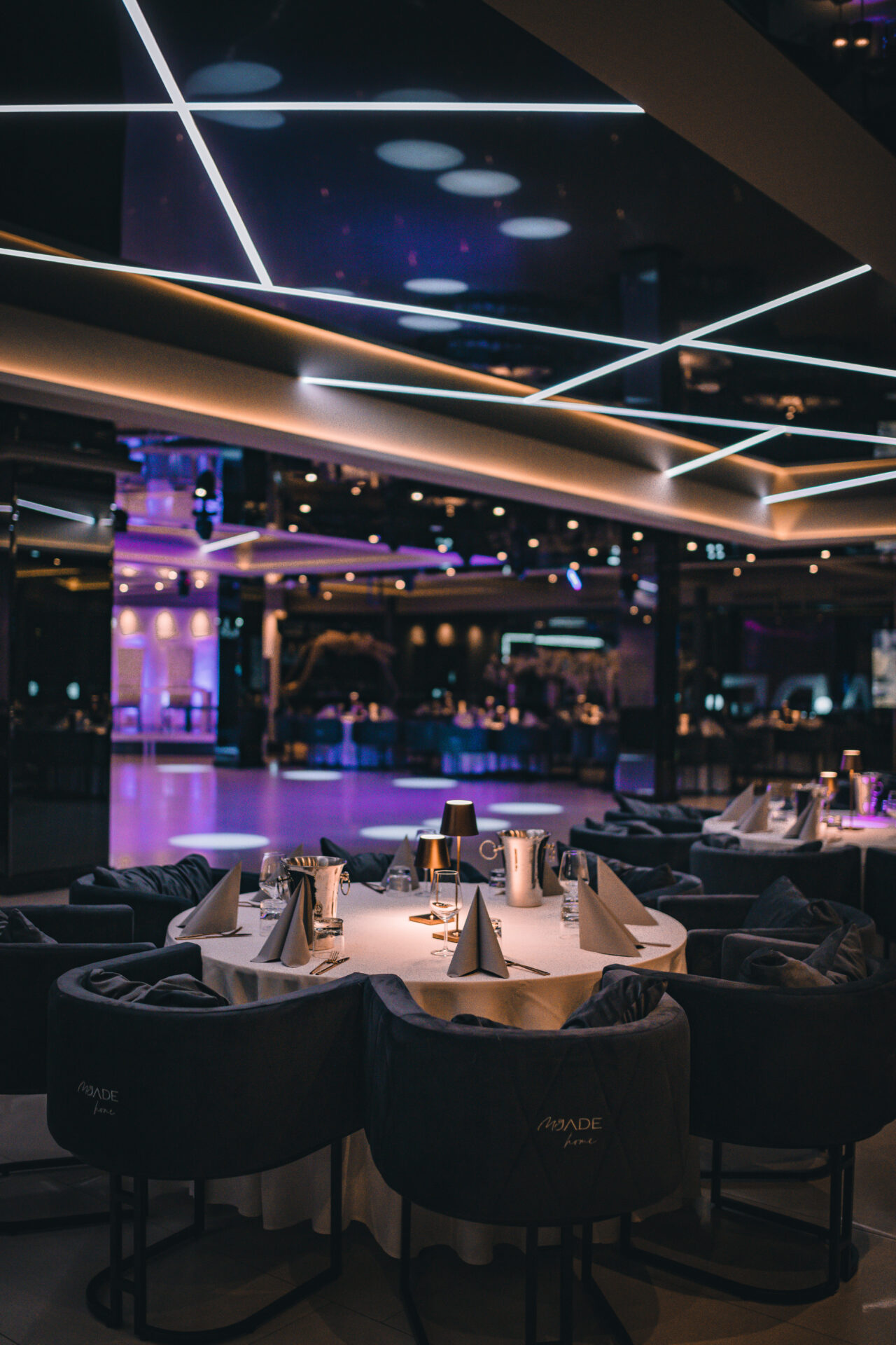 Eleganter Bankettsaal mit runder, gedeckter Tafel und stimmungsvoller Beleuchtung